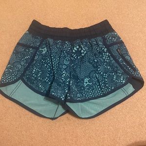Lululemon Tracker Short Lowrise 4” Size 6